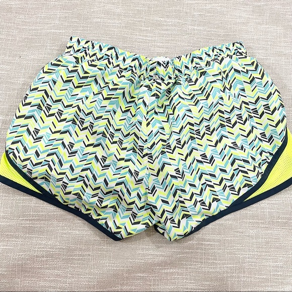 Under Armour Semi-Fitted Geometric Shorts Size S - Picture 2 of 7